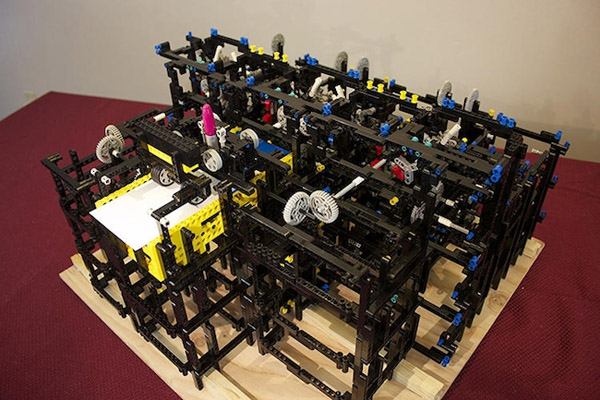 1409 Кэрол создал из Lego печатную машинку