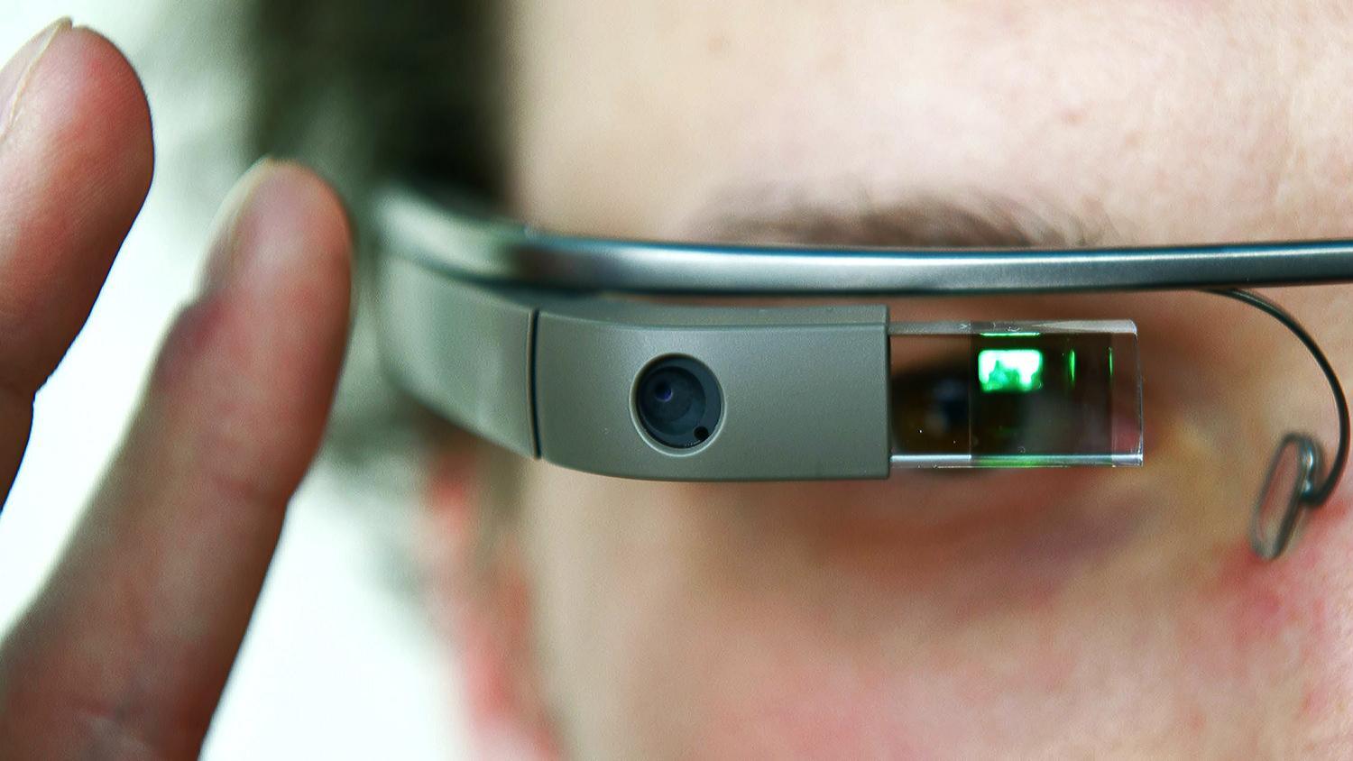 google-glass-macro «Умные» очки Google Glass идут в массы