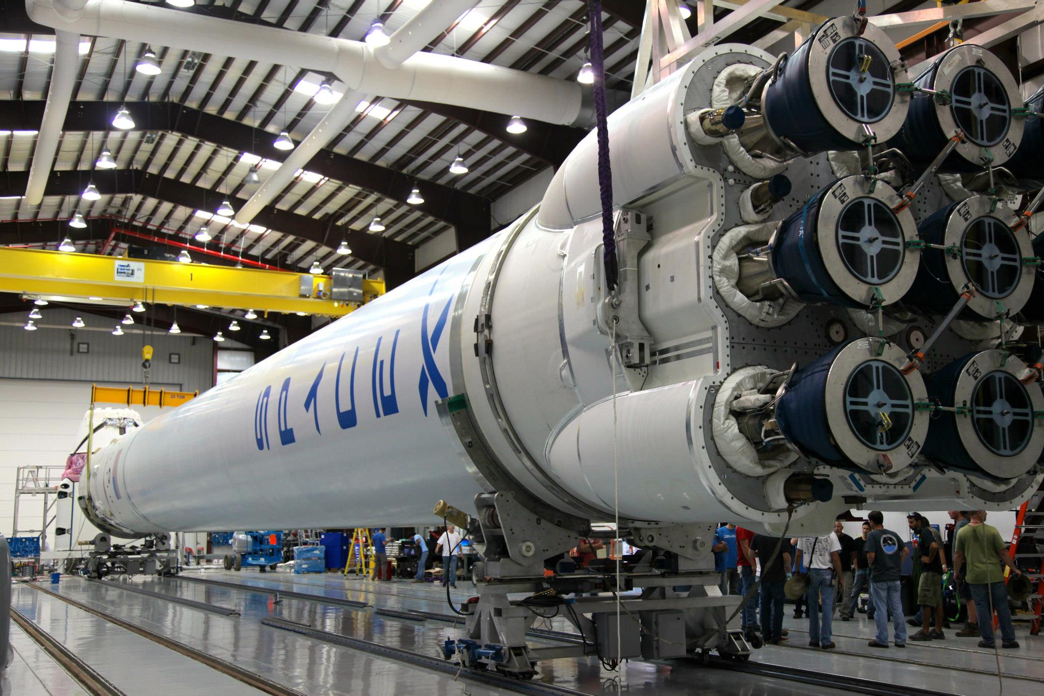 spacex-falcon-9-rocket-cape-canaveral-air-force-station-photo-credit-spacex-posted-on-americaspace В этом году на Марс отправят первую частную ракету